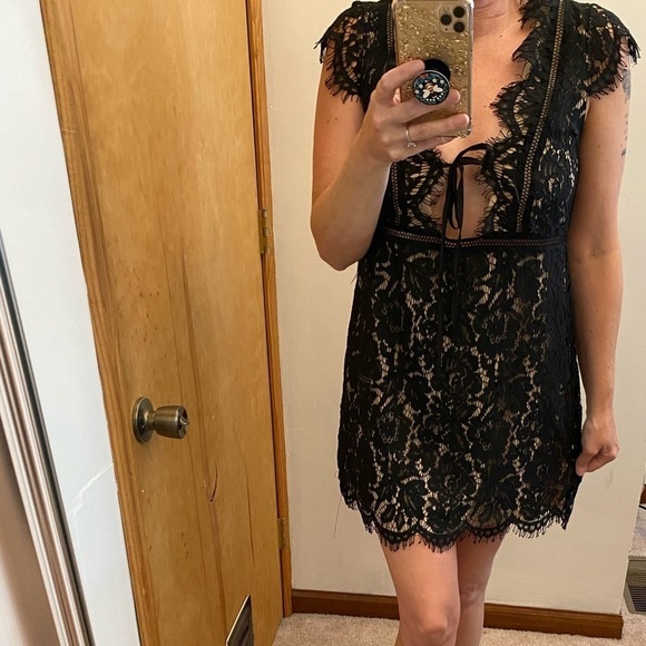 NWT Tobi Black Lace Nude Cap Sleeve Tie Front Dress - Picture 6 of 12